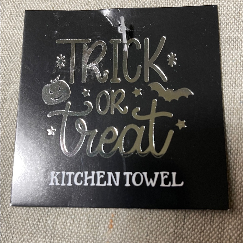 2 Halloween kitchen towels NWT - Picture 6 of 7